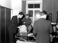 Die ersten Wehrpflichtigen nach Empfang der Uniformen Soldaten in ihrer Stube (Schwarz-Weiß-Aufnahme)