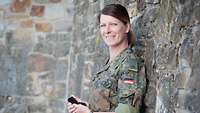Leutnant Annika Diel mit dem soeben ausgehändigten Veteanenabzeichen
