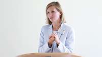 Professorin Dr. Stephanie Birkner steht am Pult und trägt zum Thema "Gut geführt ist halb gelernt" vor