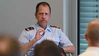 Brigadegeneral Boris Nannt erwartet zahlreiche Impulse vom ersten Innovationslabor. Hier spricht er bei einer Podiumsdiskussion