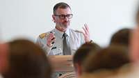 Brigadier Magister Andreas Rotheneder am Pult beim Innovationslabor Führen Morgen Heute Lernen