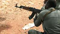 Malischer Soldat mit Waffe