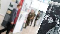 Personen welche sich die Ausstellung anschauen
