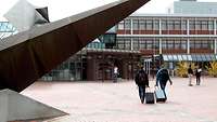 Junge Menschen vor einem Gebäude