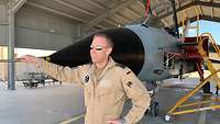 Ein Soldat steht vor einem Kampfflugzeug des Typs Tornado