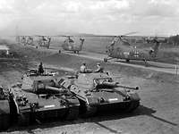 Vorführung von Standard- und Kanonenpanzer und der Einsatzbereitschaft des Heeres im Jahr 1963 in Munster Schwarz-Weiß-Aufnahme von Panzern und Hubschraubern im Gelände