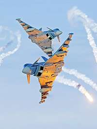 Eurofighter verschießen Flares Zwei Eurofighter in der Luft. Um sie herum leuchten Hitzetäuschkörper, sogenannte Flares, die sie abgeschossen haben.