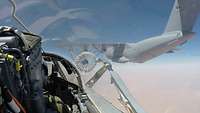 Blick aus dem Cockpit eines Kampfflugzeugs kurz vor dem Betankungsvorgang