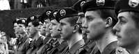 Armee der Einheit: Rekruten sind zum ersten feierlichen Gelöbnis 1990 angetreten Schwarzweiß-Aufnahme von angetretenen Soldaten