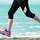Ein Soldatin joggt am Strand von Limassol auf Zypern