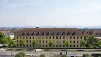 Ein vierstöckiges Gebäude.