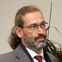 Ein Mann in einem Büro.