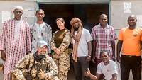 Gruppenbild mit der malischen Bevölkerung und deutschen Soldaten