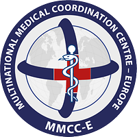 Ein rotes Kreuz in der Mitte, kreisförmig steht Multinational Medical Coordination Centre-Europe 