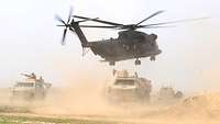 Ein Hubschrauber fliegt über einer Patrouille in Afghanistan