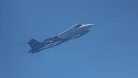 Ein Learjet fliegt am Himmel