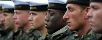 Die Soldaten des Wachbataillons sind angetreten Soldaten der Bundeswehr mit unterschiedlicher Herkunft stehen in einer Reihe