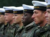 Die Soldaten des Wachbataillons sind angetreten Soldaten der Bundeswehr mit unterschiedlicher Herkunft stehen in einer Reihe