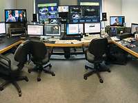 Die Sendeabwicklung von Bundeswehr TV Die Sendeabwicklung von Bundeswehr TV - zahllose Bildschirme und viele Computer.