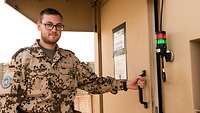Ein deutscher Soldat am Eingang der Personenschleuse
