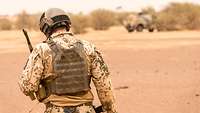 Ein deutscher Soldat im Gelände.