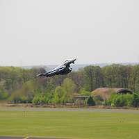 Ein Eurofighter mit Übungsbewaffnung GBU-48 startet.