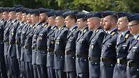 In Reih und Glied stehen die Absolventen in der blauen Luftwaffen-Uniform beim Abschlussappell des Offizierlehrgangs.