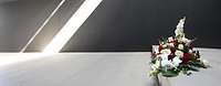 Der Raum der Stille im Ehrenmal der Bundeswehr Ein Blumengesteck liegt im Raum der Stille im Ehrenmal der Bundeswehr