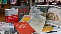 Bibliothek Mannheim Bücher in der Bibliothek in Mannheim liegen auf einem Tisch.