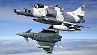 Eine A-4 Skyhawk und ein Eurofighter in der Luft.