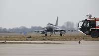 Eurofighter auf dem Flugplatz Wittmundhafen. Daneben steht ein Feuerwehrauto.