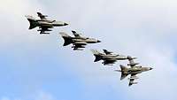 Vier Tornados in Formation am Himmel.