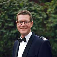 Porträt eines Soldaten in einem Gesellschaftsanzug der Bundeswehr