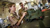 Eine Soldatin und ein Soldat im Transportflugzeugs Transall C160