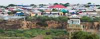 Humanitäre Hilfe in Libyen Ein Wachturm der UN vor einem Slum