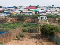 Humanitäre Hilfe in Libyen Ein Wachturm der UN vor einem Slum