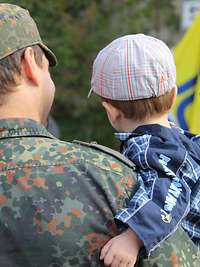 Soldat mit Kind auf dem Arm