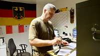 Ein Soldat stempelt im Feldpostbüro Dokumente