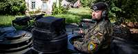 Die Mission Enhanced Forward Presence (EFP) dient der Sicherung der Ostflanke Ein Bundeswehrsoldat schaut aus der Luke eines Panzers