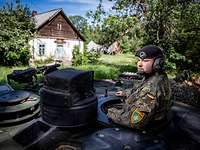 Ein Bundeswehrsoldat schaut aus der Luke eines Panzers