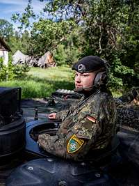 Die Mission Enhanced Forward Presence (EFP) dient der Sicherung der Ostflanke Ein Bundeswehrsoldat schaut aus der Luke eines Panzers