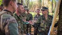 Soldaten stehen im Wald und unterhalten sich