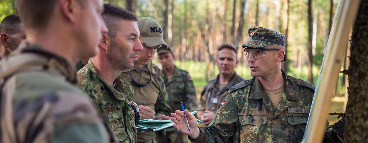 https://www.bundeswehr.de/resource/image/94932/landscape_ratio18x7/1400/545/9c4d6568b64ef40f38a618ba3af89314/A37835F8D685A856F61255CCEA583A8A/efp-befehlsausgabe.jpg