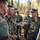 Soldaten stehen im Wald und unterhalten sich
