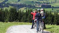 Eine Familie bei einer Radtour in Wertach