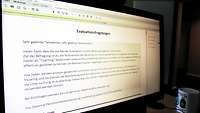 Auf einem Computermonitor wird ein Fragebogen angezeigt