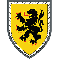 Auf dem goldenen Wappen ist ein schwarzer, rechtsgewendeter Löwe mit roter Zunge und roten Krallen.