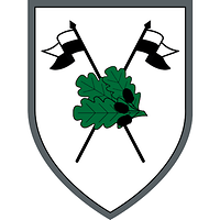 Auf silbernem Grund zwei Kavallerielanzen mit silbern-schwarzen Lanzenfahnen, darauf Eichenblätter. 