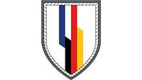 Auf Silber die französische und die deutsche Nationalflagge vertikal ineinander übergehend