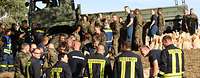 Soldaten der Bundeswehr und der polnischen Armee sowie Angehörige des Technischen Hilfswerkes beim Verladen von Sandsäcken.
